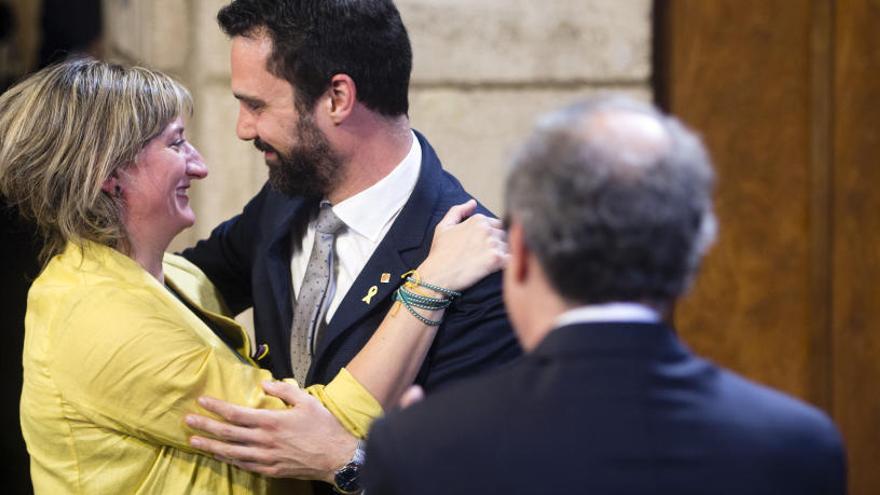 Alba Vergés saluda el president del Parlament Roger Torrent.