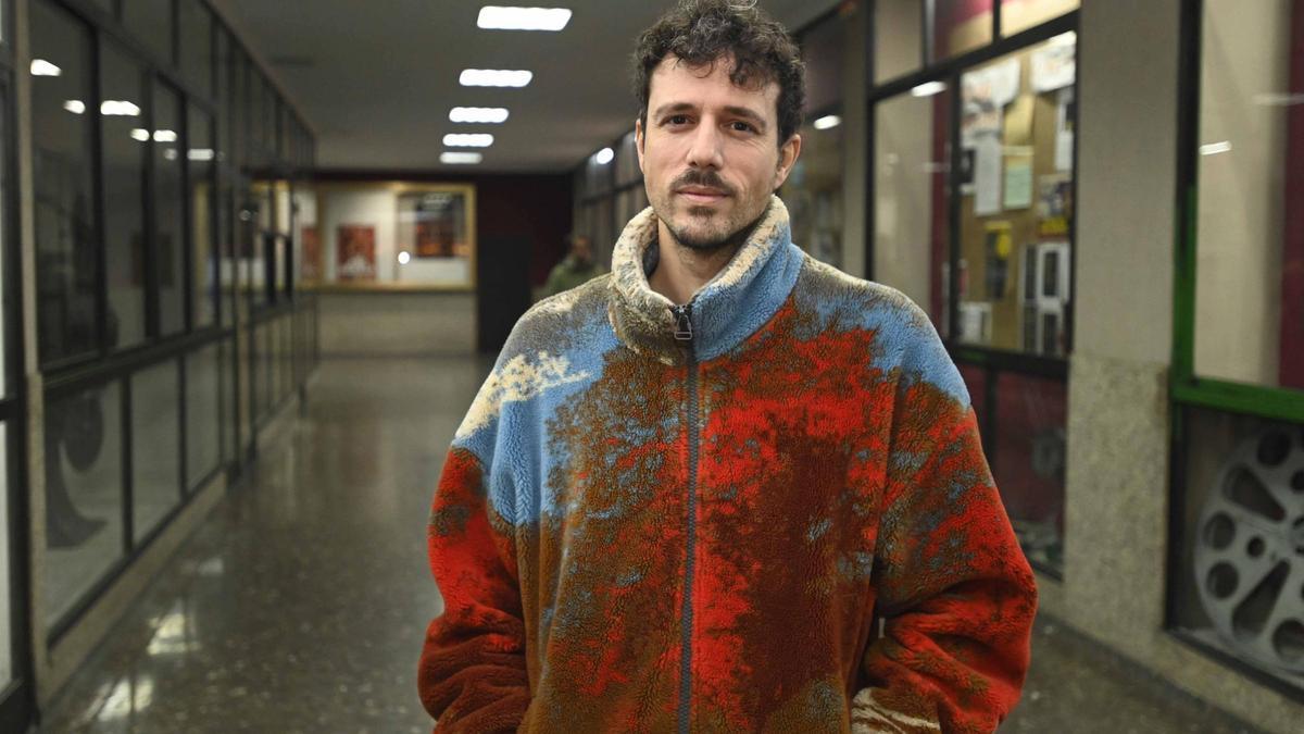 Lois Patiño, en la entrada de los Multicines Norte para presentar "Ariel".