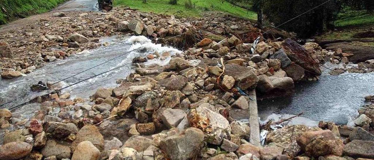 Carretera destrozada en Campo Lameiro el pasado año por los temporales. // Rafa Vázquez