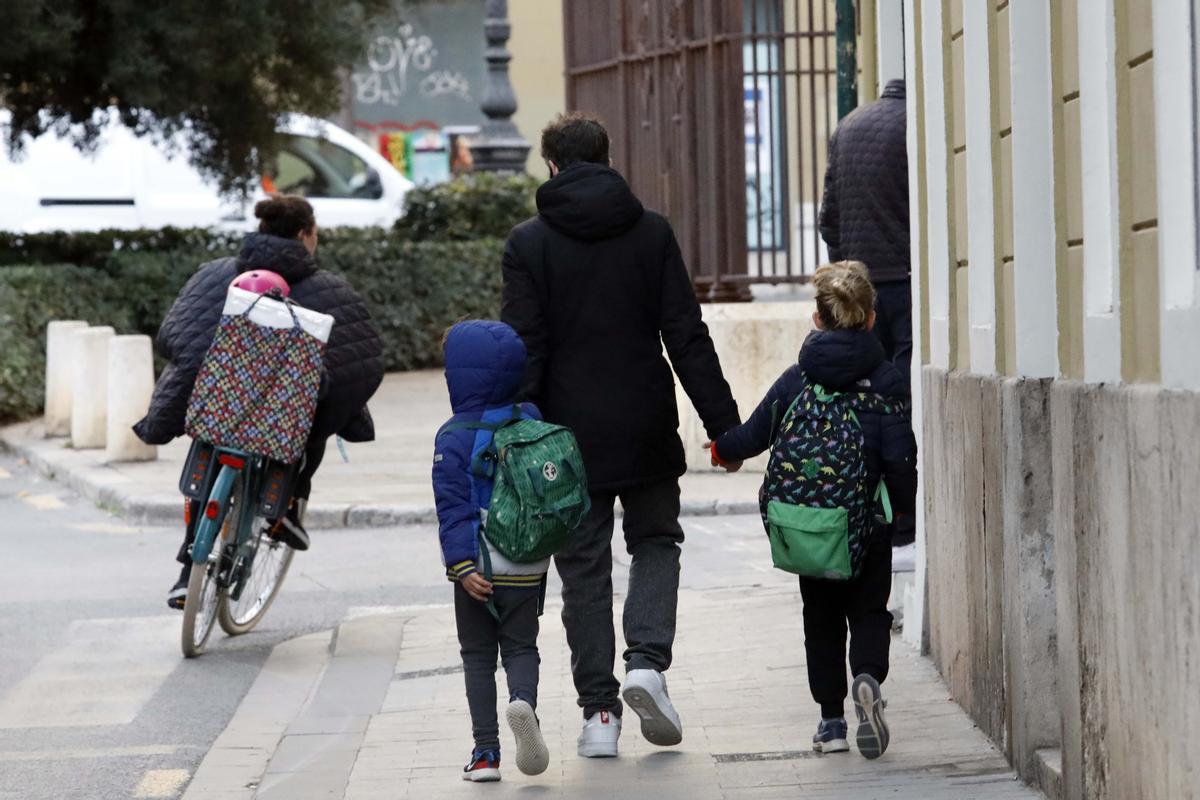 Un padre recoge a sus hijos del colegio, en una fotografía de archivo.