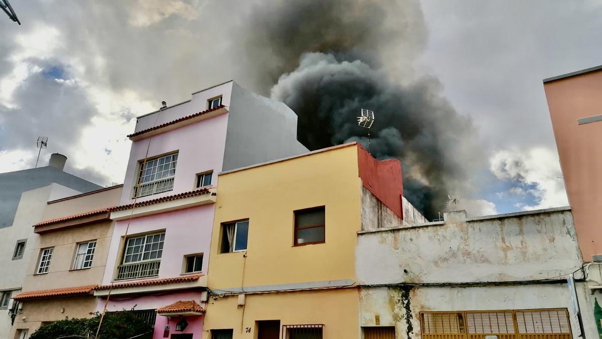 Imagen del humo saliendo de la vivienda de La Cuesta afectada por un incendio.