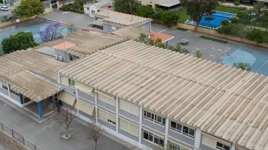 Las cubiertas del colegio El Tossal también hay que cambiarlas.