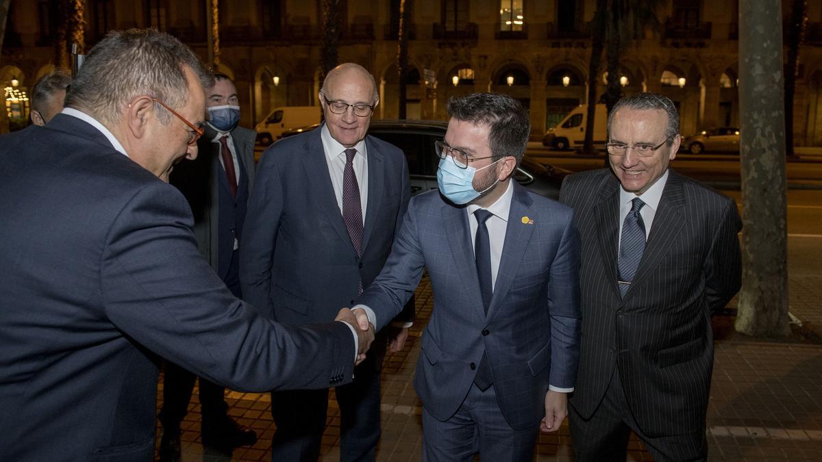 Premios Empresa de l’Any 2021. En la foto, de izda. a dcha., Albert Sàez, director de El Periódico saluda al presidente de la Generalitat, Pere Aragonés en presencia de Javier Moll, presidente del grupo Prensa Ibérica y Josep Oliu, presidente del Banc de Sabadell.