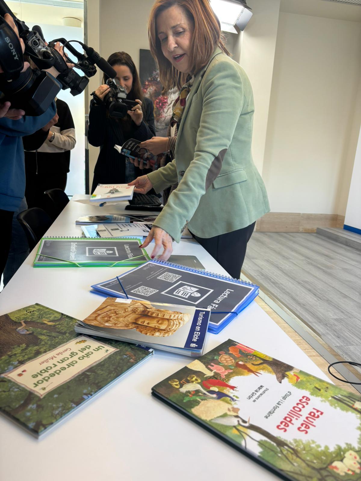 Algunos de los libros del proyecto Lectura Fácil de Elche