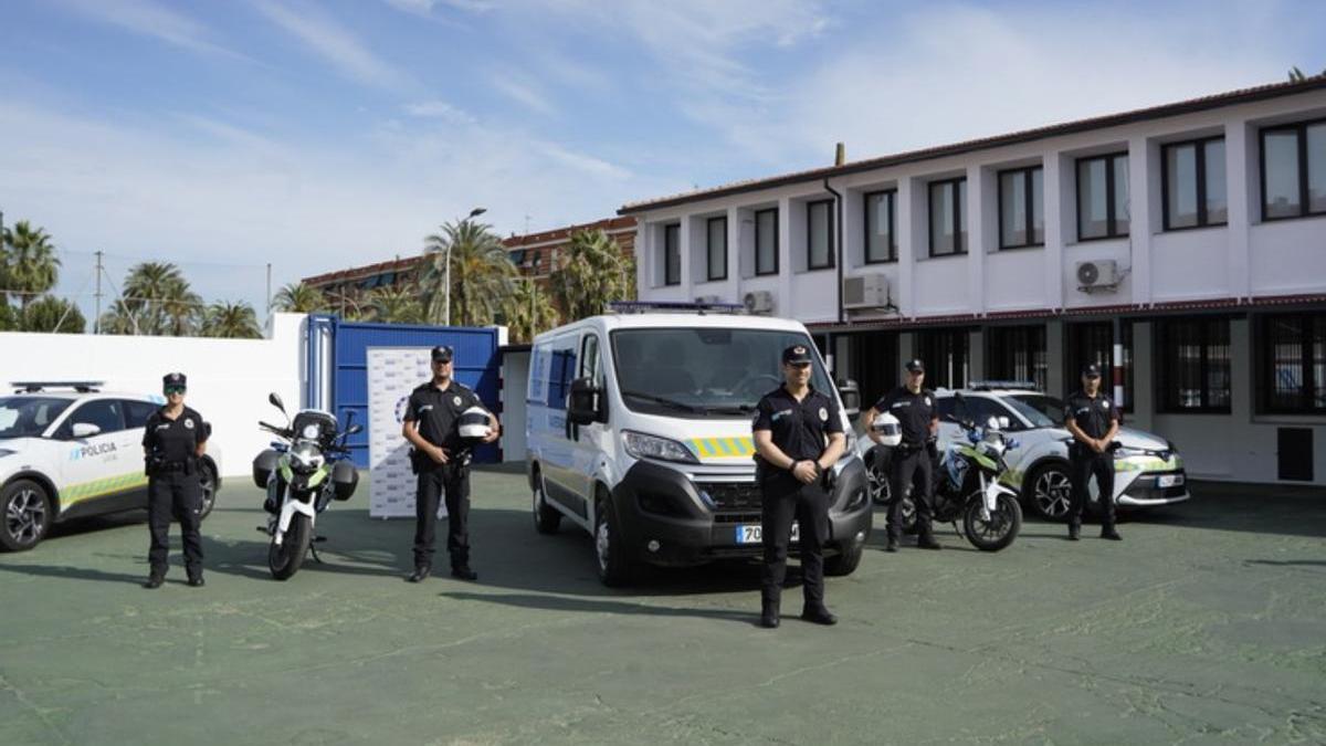 Agentes de la Policía Local de Don Benito en el patio de las instalaciones.