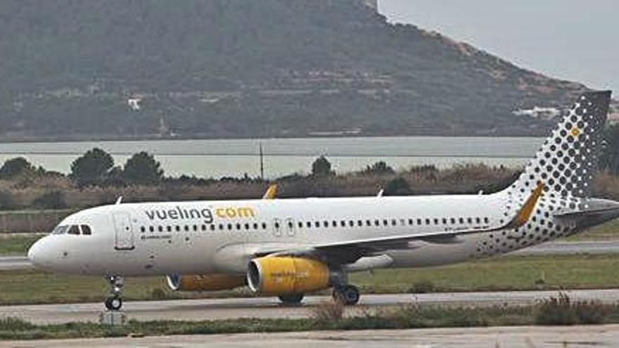 Un avión de Vueling, en la pista del aeropuerto de Ibiza.