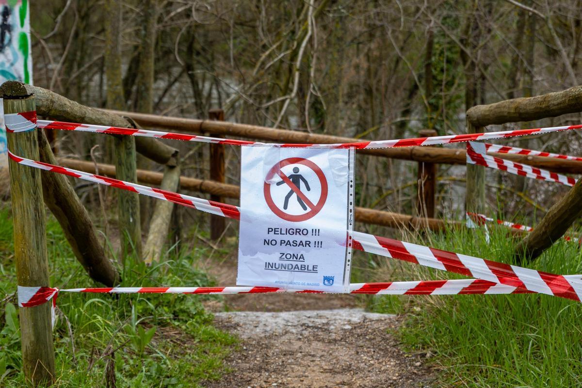 Un camino de senderistas frente a la carretera de El Pardo permanecía este miércoles cortado por riesgo de desbordamiento.