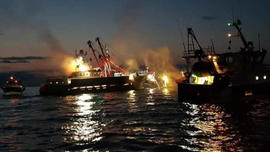 Los barcos ingleses fueron atacados con piedras y bengalas por parte de los franceses.