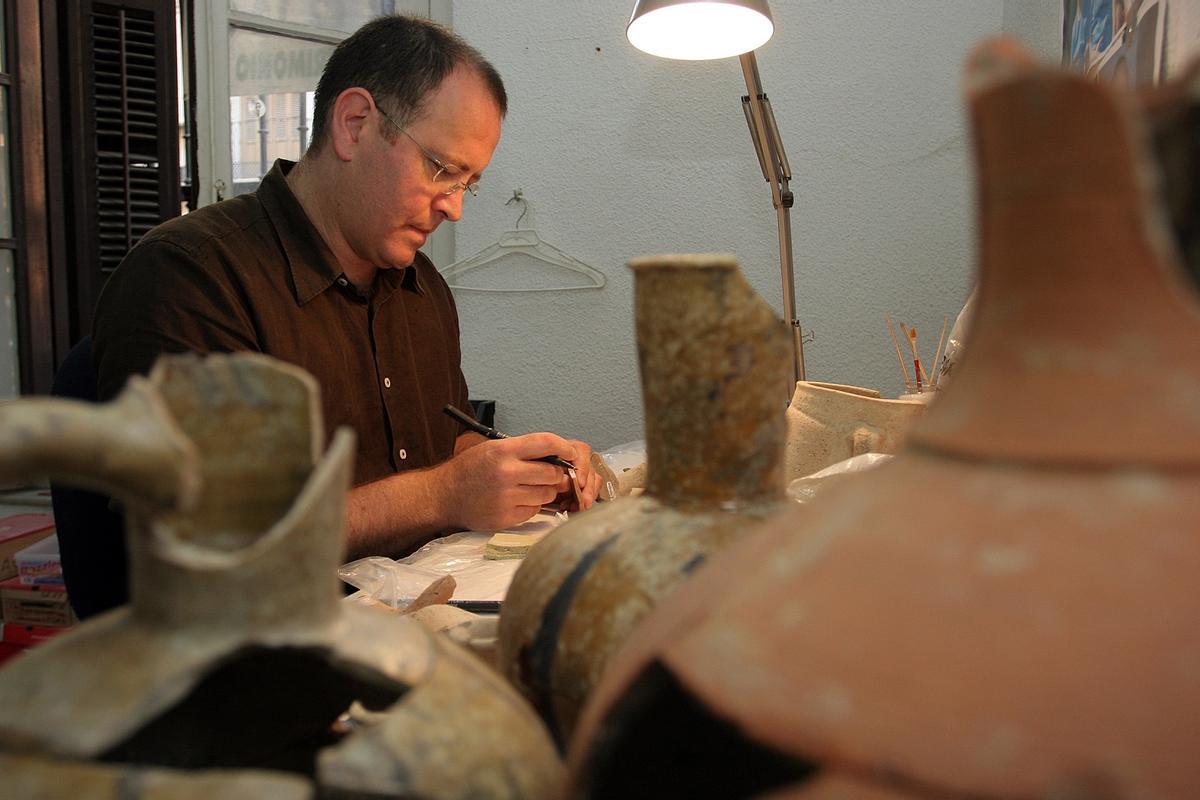 El arqueólogo Alejandro Pérez-Malumbres examina piezas de las excavaciones en calle Granada, en 2008.