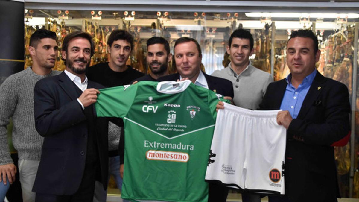 El CF Villanovense lucirá publicidad este miércoles en el Camp Nou tras llegar a un acuerdo con la empresa Montesano Extremadura, que además regalará un jamón a cada jugador que logre anotar en el coliseo barcelonista