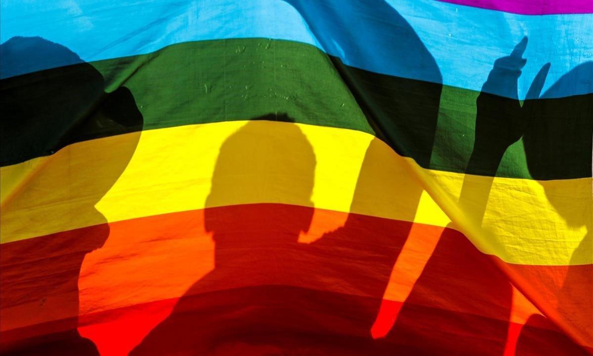 Miles de personas asistieron con banderas y vestidos referentes a la comunidad LGBT.