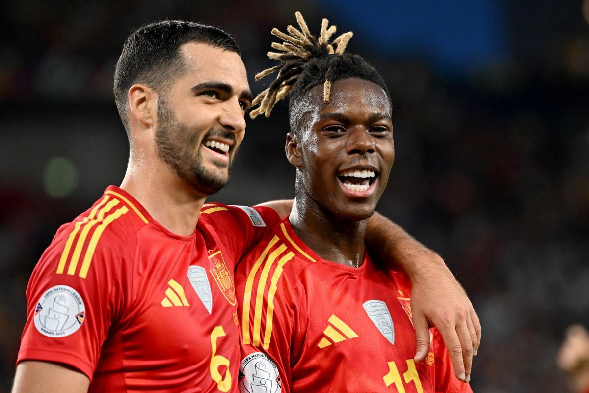 Nico Williams con Mikel Merino en un partido de la selección española de fútbol.