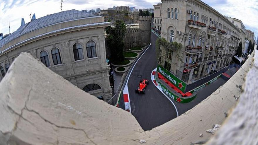 Vettel vuelve a someter a los Mercedes en Bakú