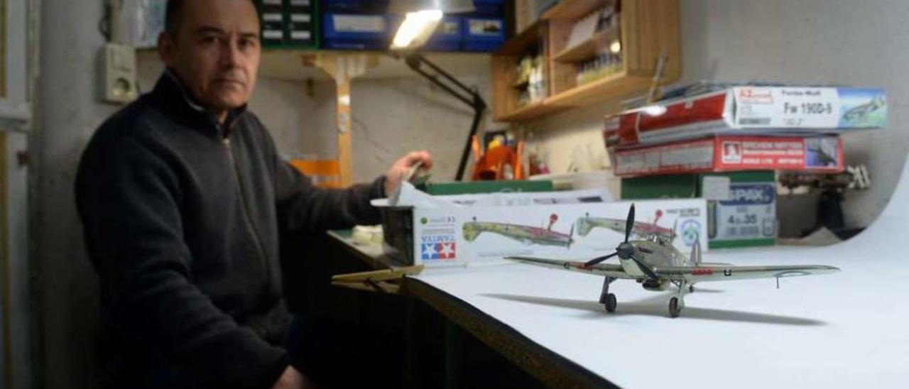 Manuel Gil, en el taller de su casa, con el Hawker Hurricane británico. // Noé Parga