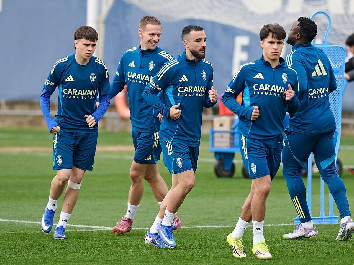 Hugo Pinilla, primero por la izquierda, durante el entrenamiento de este martes en la Ciudad Deportiva.
