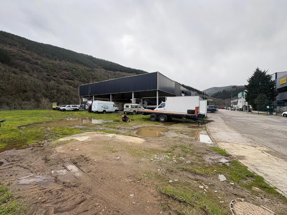 A la izquierda, la parcela que se transformará en aparcamiento con el polígono de Tebongo al fondo.