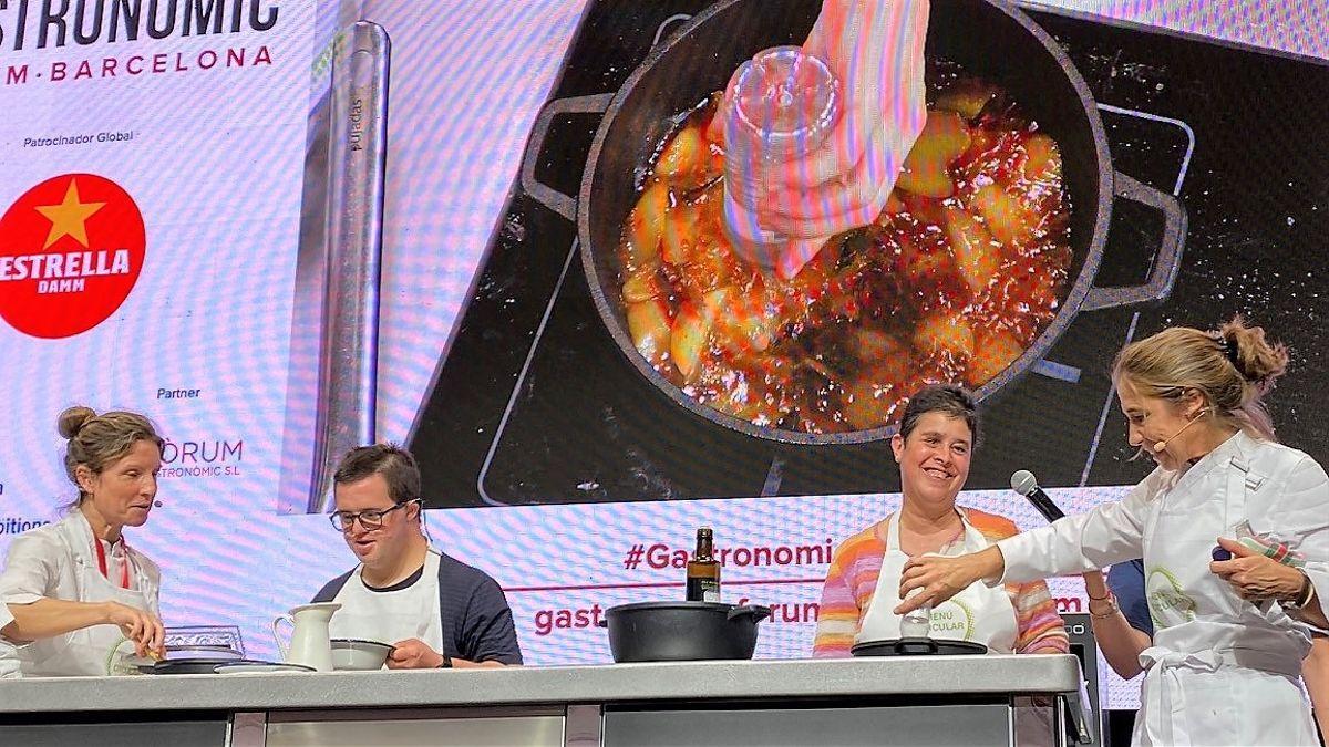 Cristina Roig y Ada Parellada cocinan con Andreu, con síndrome de Down, y Montse, con discapacidad visual.