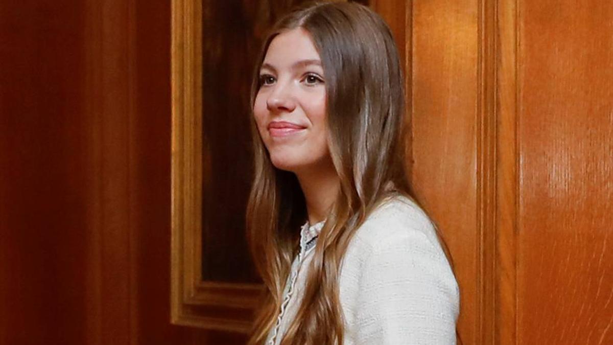 La infanta Sofía, de tweed (y la única sin look coordinado con su familia) en la recepción de los Premios Princesa de Asturias