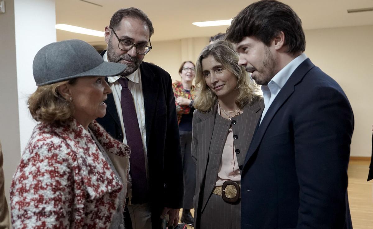 Madrid. 06.11. Evento Diálogos (im)posibles en el que han participado María Márquez, portavoz del PSOE en el Parlamento de Andalucía, Juan Carlos Caballero, portavoz del PP en el Ayuntamiento de Valencia, Albert Sáez, director de El Periódico, y Nacho Corredor, socio y vicepresidente de beBartlet. Carmen Calvo junto a Nacho Corredor, Ainhoa Moll y Armando Huerta.