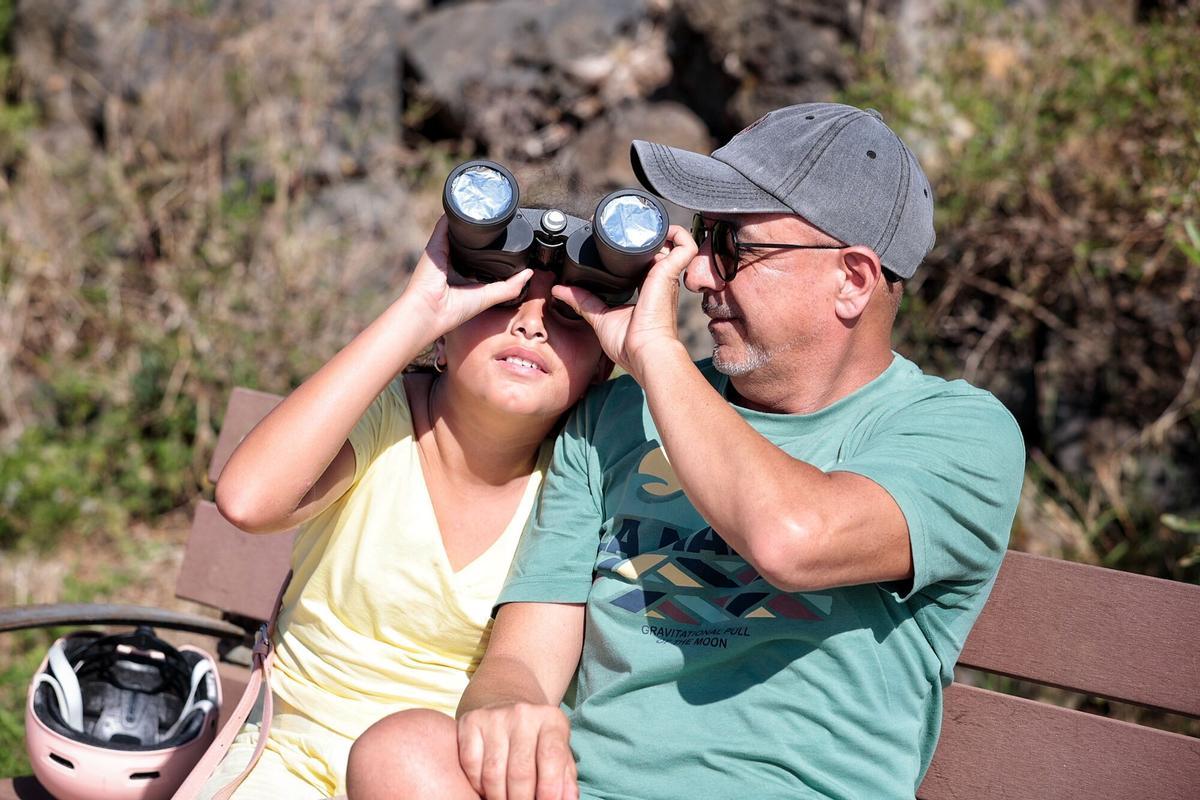 Vecinos y visitantes disfrutan de una jornada marcada por la astronomía en uno de los principales puntos de observación habilitados en Tenerife.