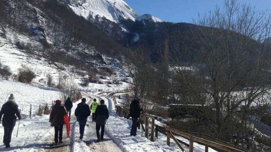 Un grupo de visitantes inicia la subida a La Farrapona (Somiedo).