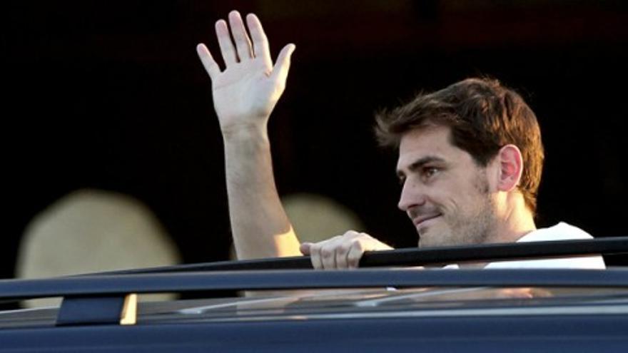 Gran expectación a la llegada de Casillas a Oporto