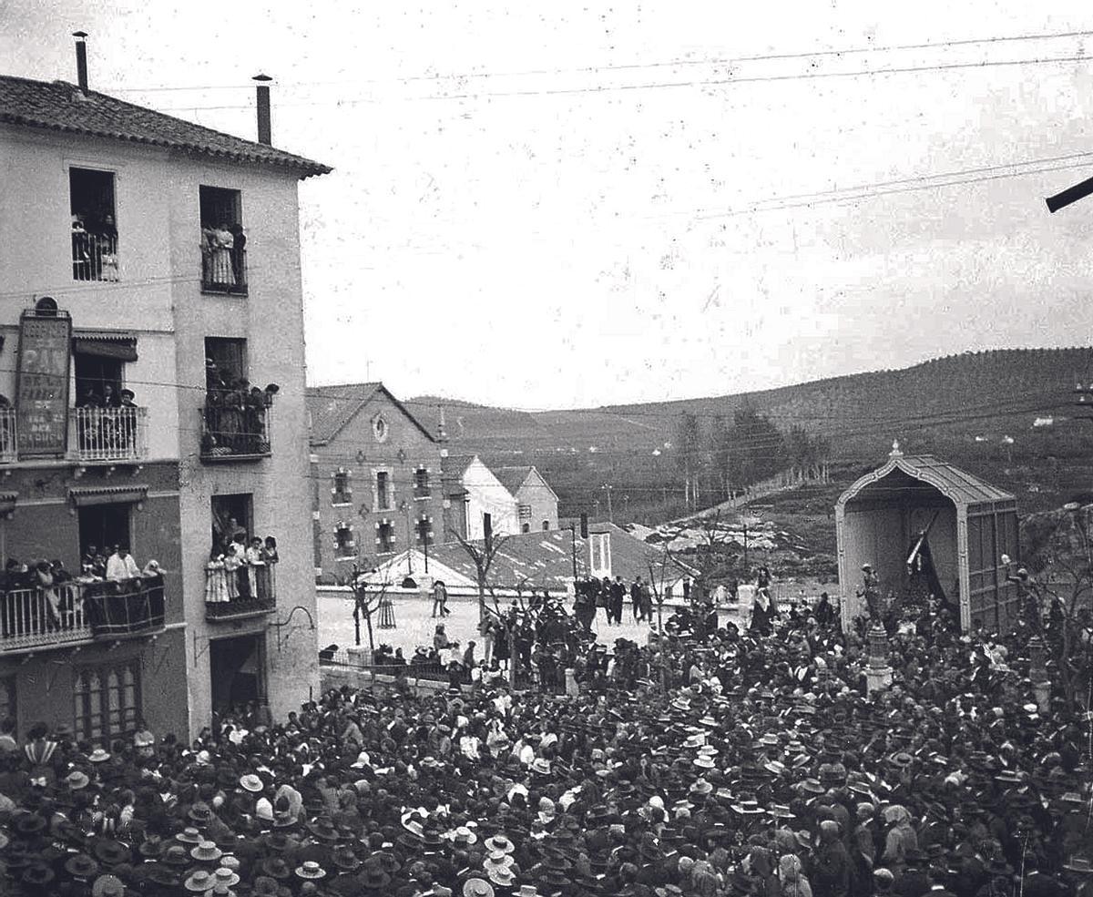 Puente Genil. Sermón del Paso en una poblada plaza en los años veinte del pasado siglo.