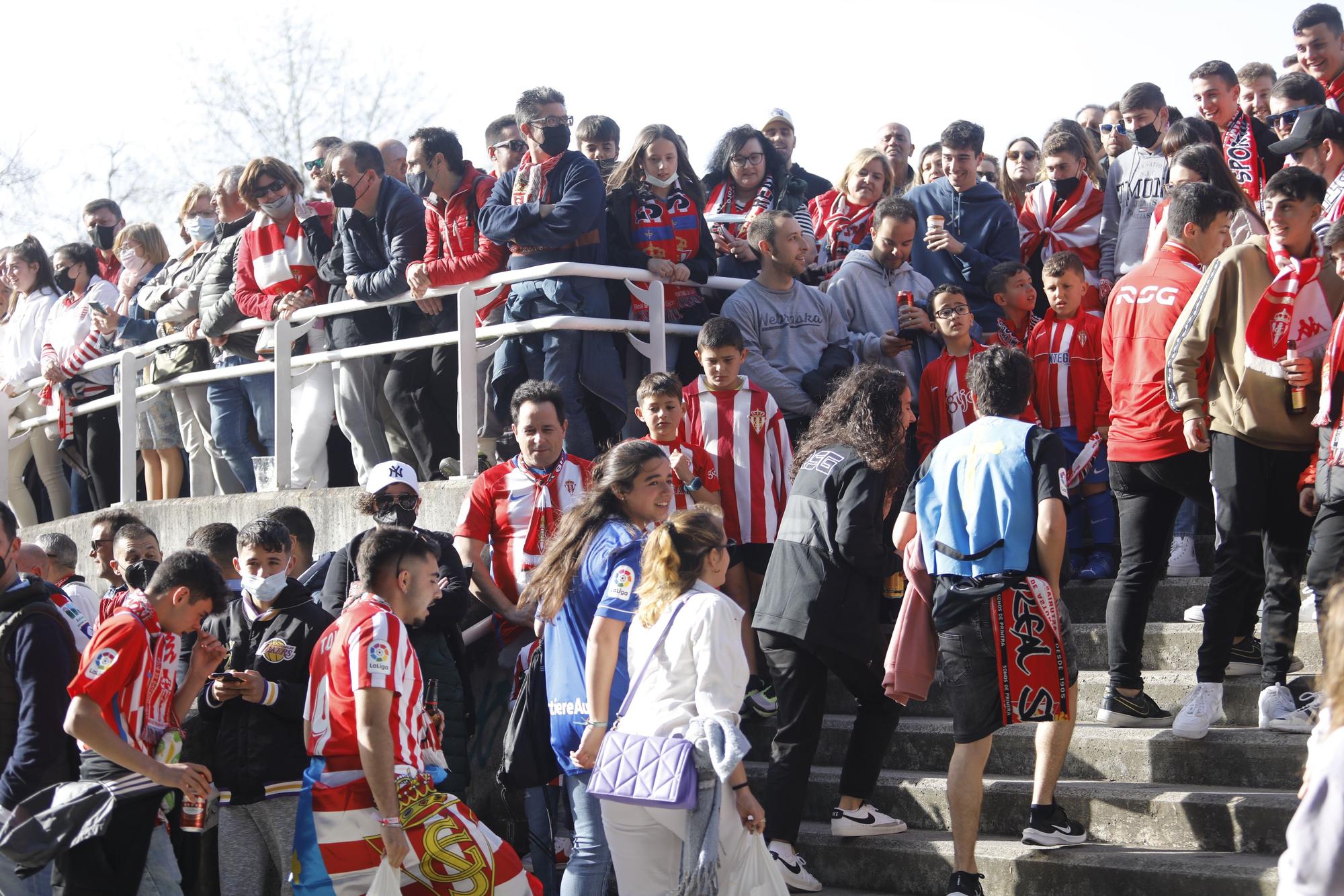 EN IMÁGENES: Así fue el recibimiento al autobús del Sporting en El Molinón