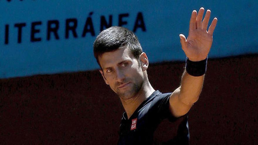 Djokovic saluda en el entrenamiento en Madrid