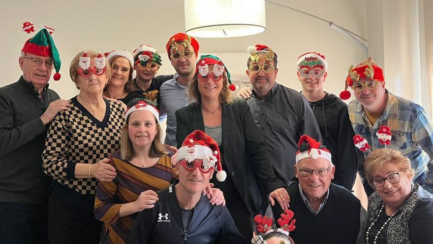 Bergas (a dalt i al mig, comptant cinc des de l’esquerra) amb els seus familiars