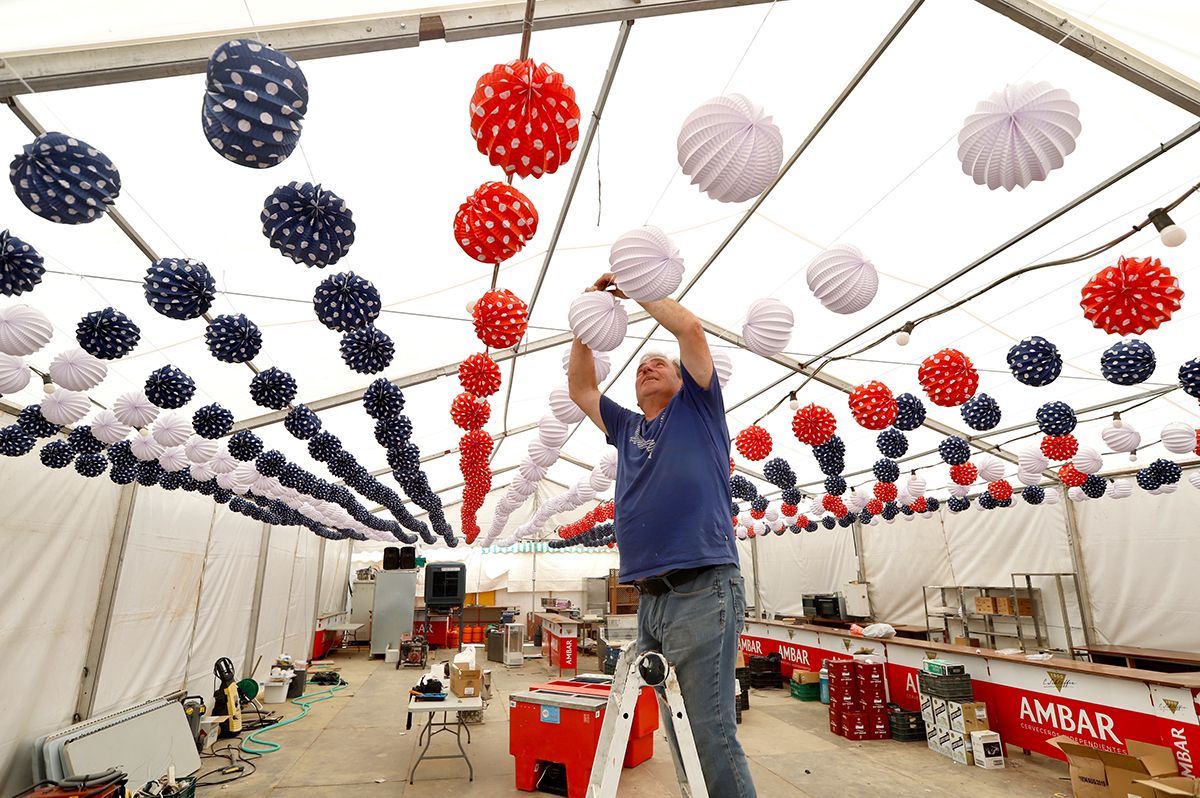 Montaje de la feria en imágenes