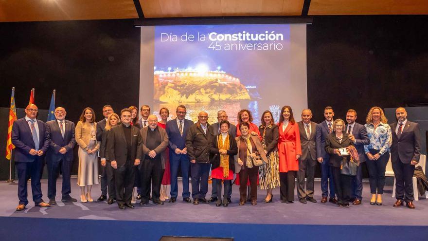 Benidorm reconoce al sacerdote Jaume Benaloy en el Día de la Constitución por su labor social