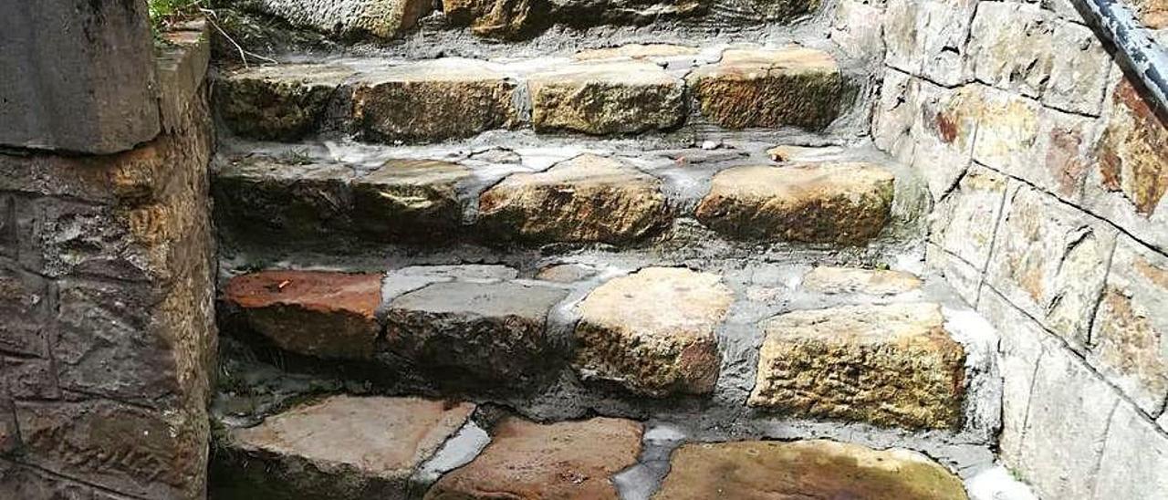 Escalera en el centro de Lastres.