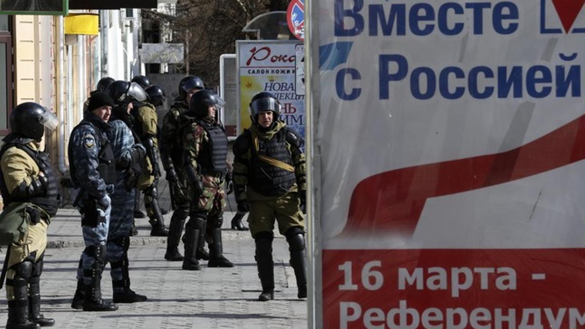 Miembros de grupos de autodefensa de Crimea, este lunes, en las calles de Simferópol.