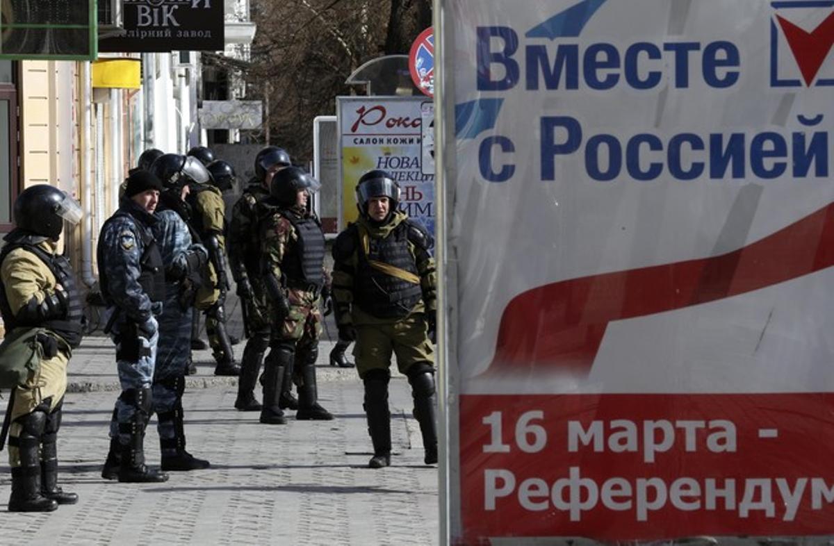 Membres de grups d’autodefensa de Crimea, aquest dilluns, als carrers de Simferopol.