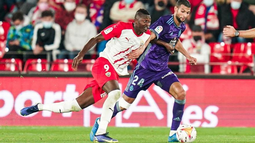 Joaquín Fernández, junto a Sadiq en el partido del Valladolid ante el Almería.