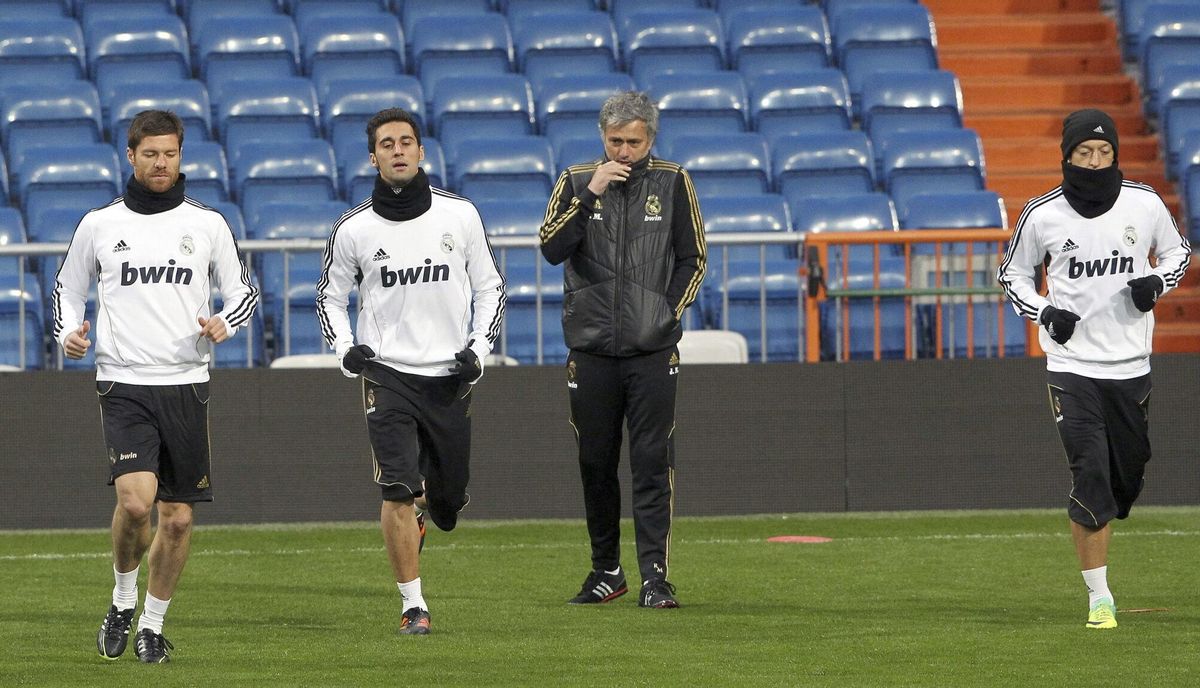 Mourinho observa a Xabi Alonso y Arbeloa durante un entrenamiento de esta semana. // EfeDEP09. MADRID, 27/01/2012.- El entrenador portugués del Real Madrid, José Mourinho (2d), observa a sus jugadores Xabi Alonso (i), Álvaro Arbeloa (2i) y Mesut Özil, durante el entrenamiento previo al encuentro que disputará mañana el conjunto blanco ante el Zaragoza en el estadio Santiago Bernabéu. EFE/Kiko Huesca ESPAÑA FÚTBOL PRIMERA. DEPORTES. FUTBOL. PRIMERA DIVISION. TEMPORADA 2011 - 2012.