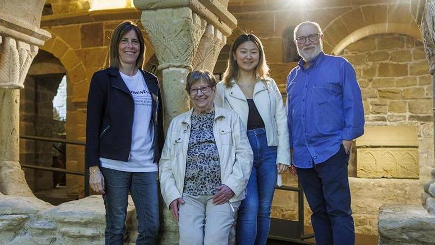 La Lourdes acompanyada de la família al claustre del monestir