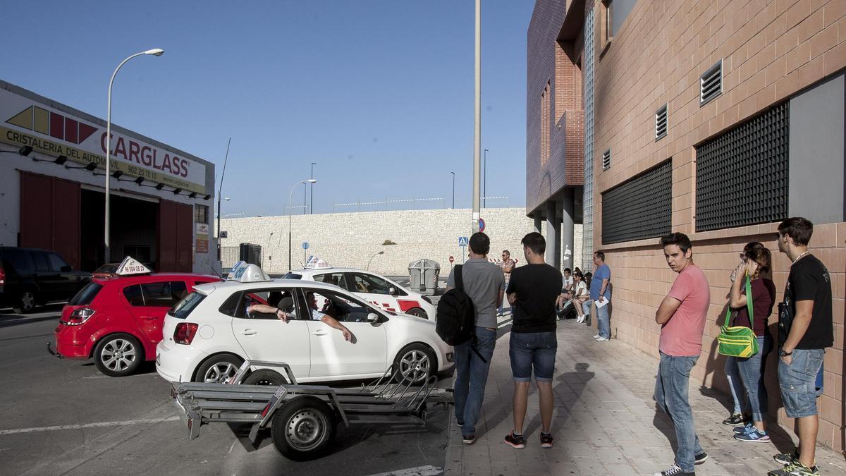 Jóvenes se examinan del carné de conducir en la ciudad de Alicante