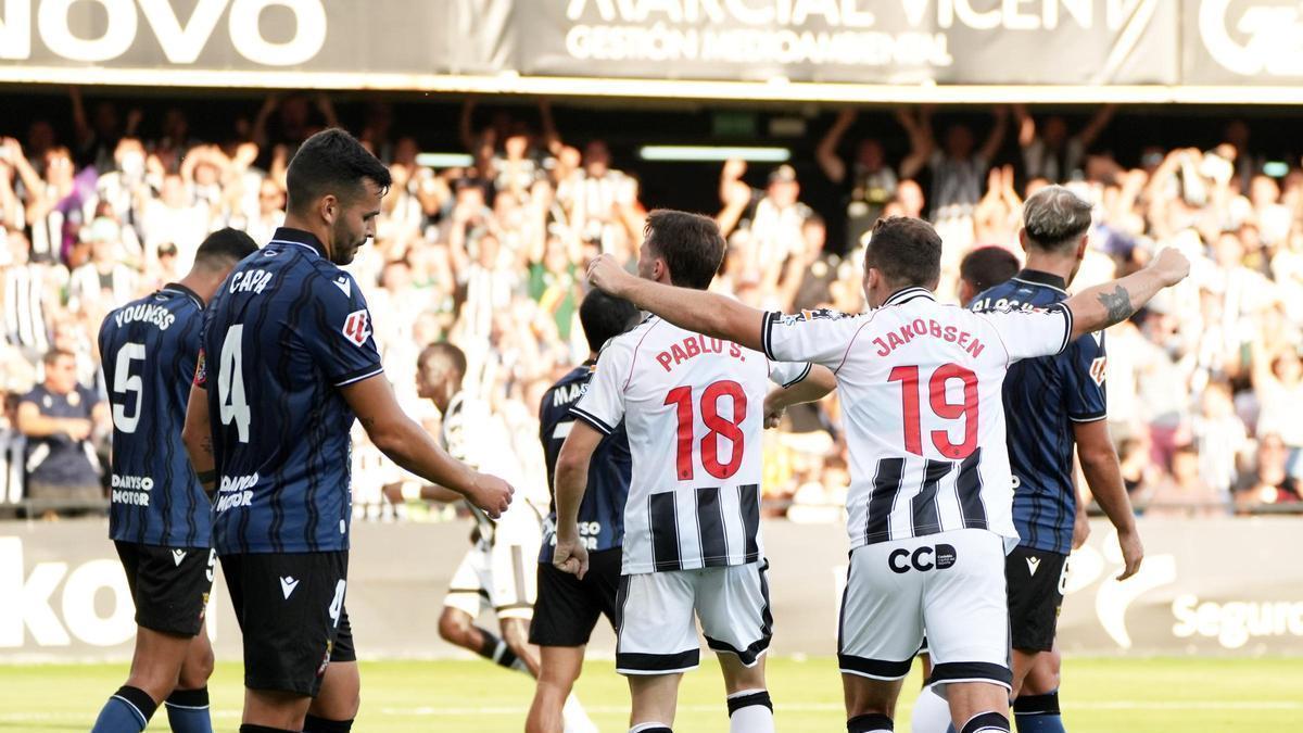 Los orelluts Pablo Santiago y Jakobsen, durante el Castellón-Ceuta de la temporada pasada.