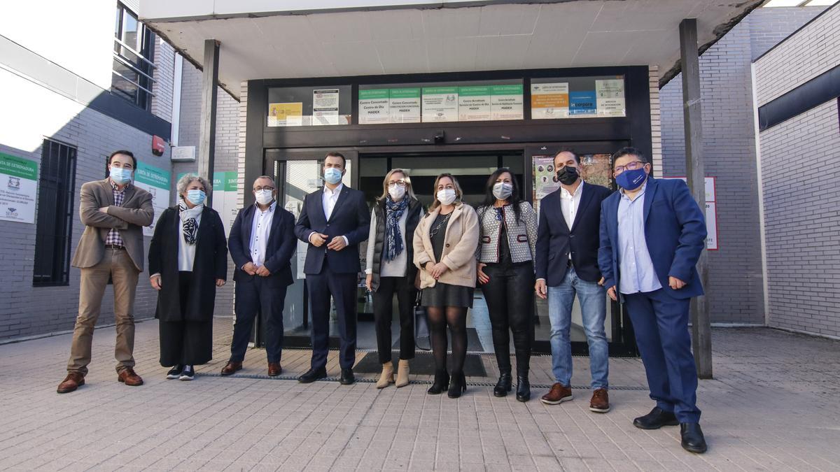 Autoridades y responsables del centro de Cáceres posan ayer a las puertas de Cocemfe, en Nuevo Cáceres.