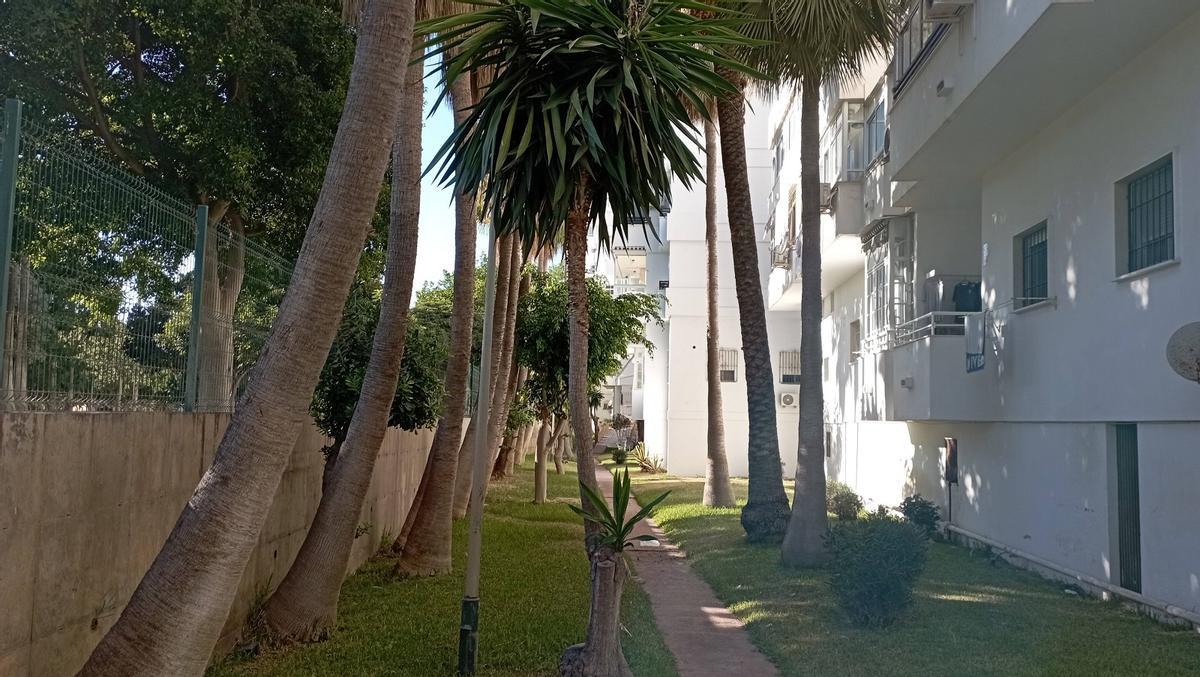 Otra vista del pasaje de Parque Mediterráneo, con los ocho bloques al pie.