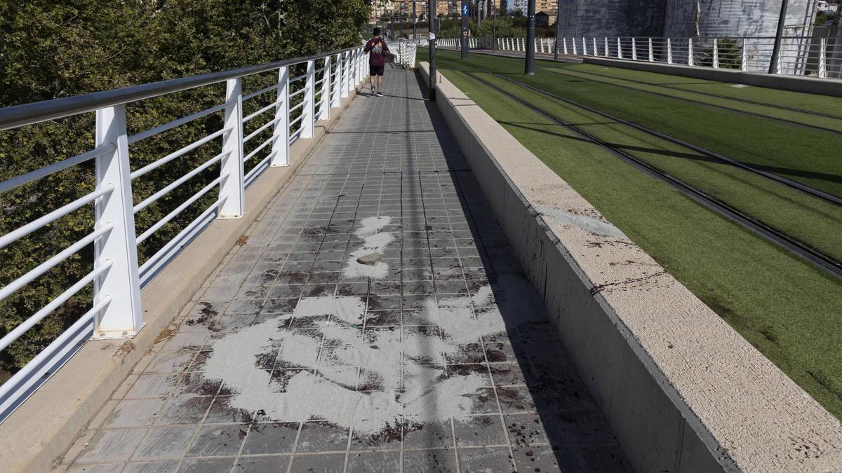Charco sangre en el lugar donde cayó desplomado y murió José Andrés Peña, en el puente de Las Moreras, tras ser degollado por Felipe B. B. el 30 de julio de 2024.