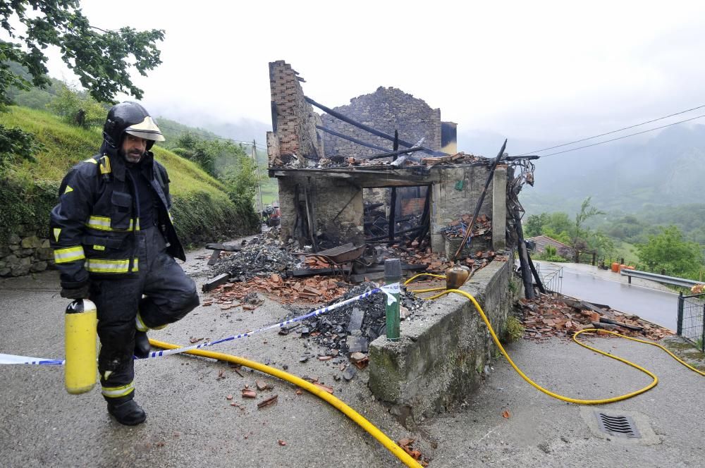 Fallece un hombre en un incendio en una casa de La Xerra, en Laviana