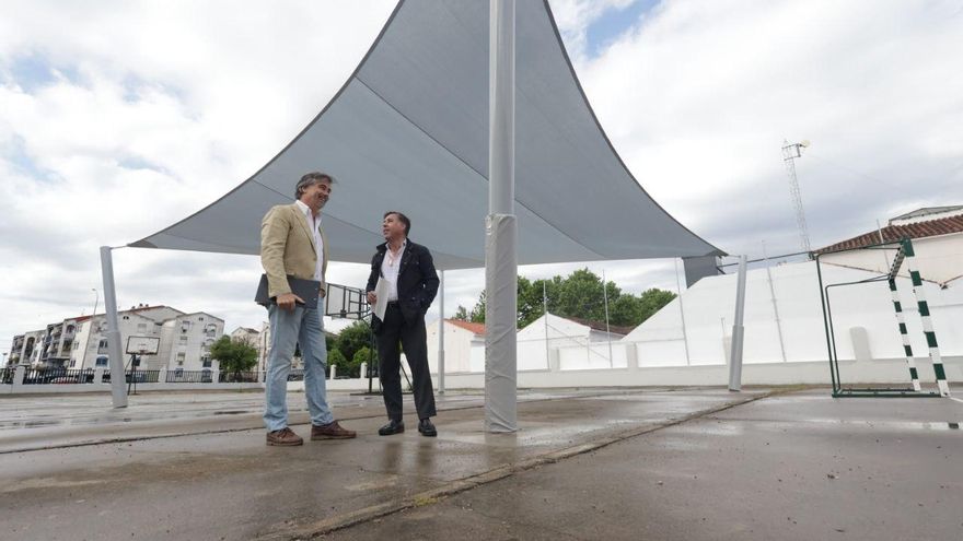 Infraestructuras termina esta semana de instalar los primeros 17 toldos prometidos en colegios públicos de Córdoba