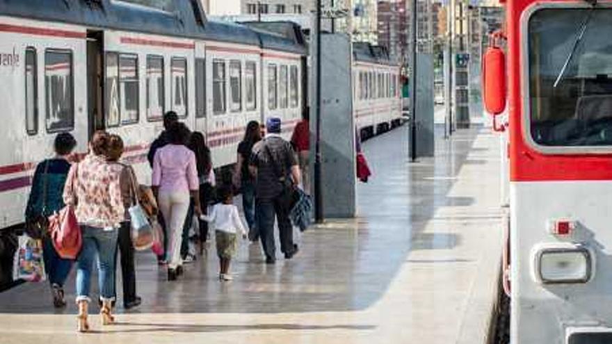 Trenes de cercanías y pasajeros en la estación de Alicante, este sábado.