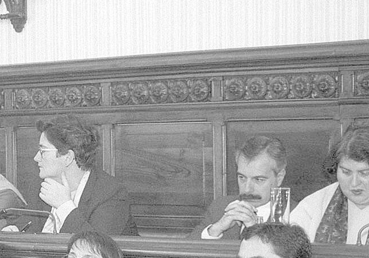 Por la izquierda, Teresa Ordiz, Carlos Zapico y Dulce Gallego, en un pleno del Ayuntamiento de Gijón en el año 2000.