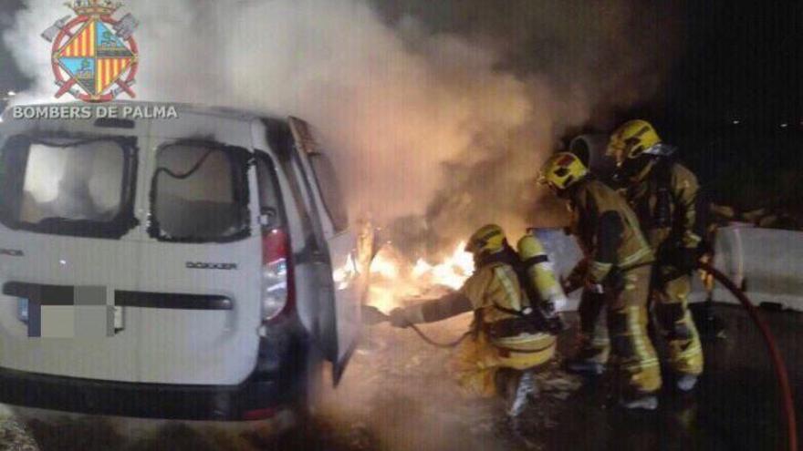 Un coche arde en el segundo cinturón de Palma