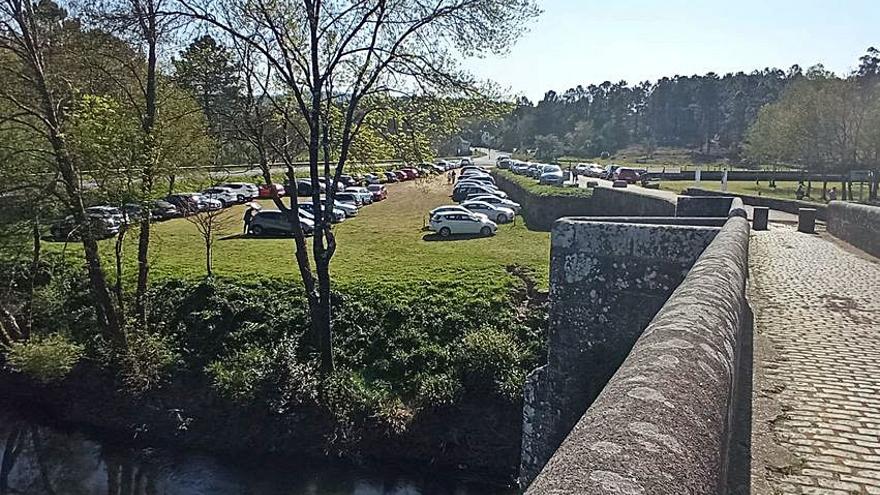 Aparcamiento junto al puente medieval de Pontevea.