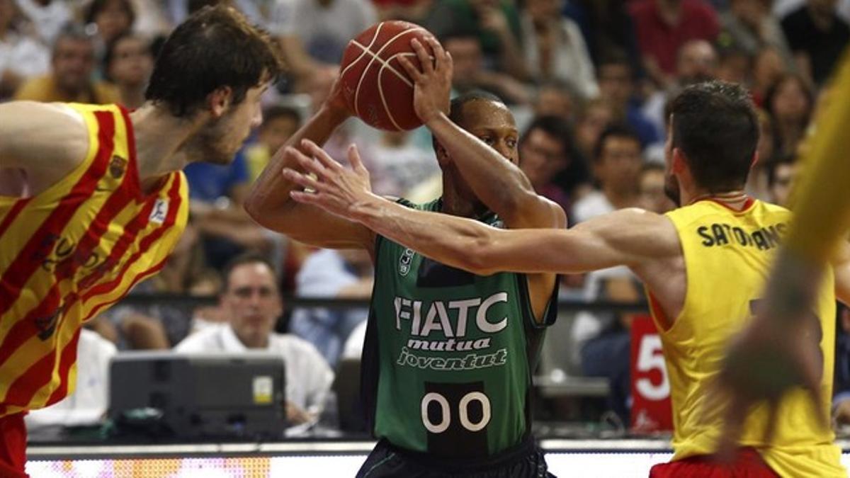 El verdinegro Mallet recibe la presión de Satoransky y Tomic